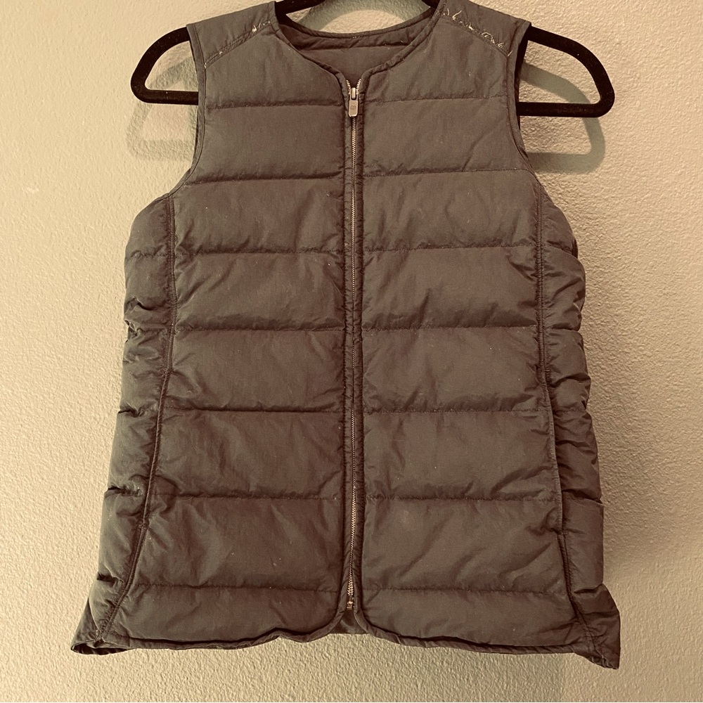Lululemon size 4 puffer vest black down filled lightweight snap pockets so cozy